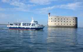 Eine Bootsfahrt führt zur Autofreien Ile d'Aix (im Juli und August)